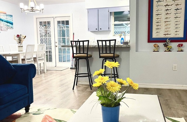 Cozy retreat located minutes from beaches, shops and SpaceX.