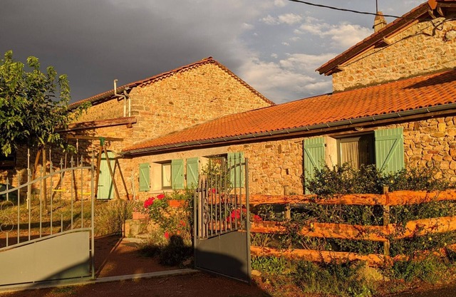 Cozy rural cottage with terrace near Roanne