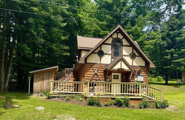 Cozy & Rustic 3 bdr chalet w/plenty of privacy - your new home away from home!