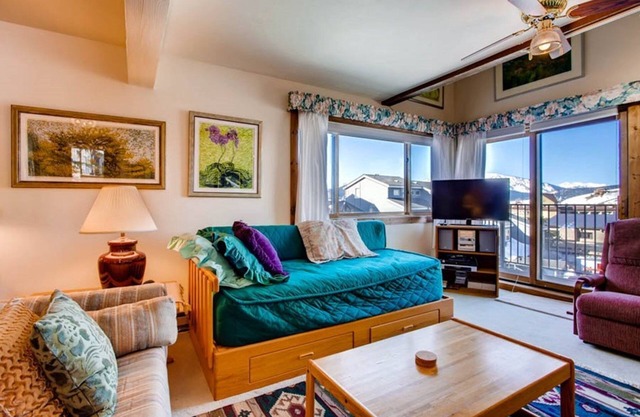 Cozy Slopeside Condo | Private Balcony & Fireplace