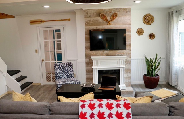 Cozy spa like cottage w/Hot tub + Sauna 3 mins to lake. Pet friendly🐾