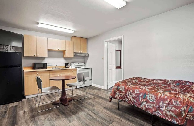 (Cozy studio, 2BED, 1BA, w/kitchen)