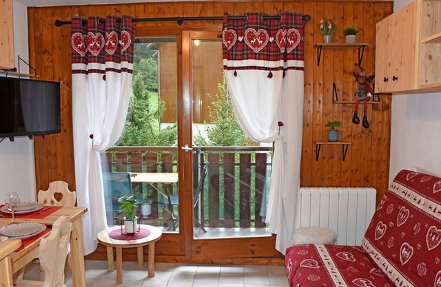 Cozy Studio Near Slopes & Shops with West-Facing Balcony