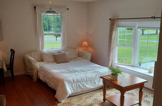 Cozy studio in charming Elkton with AC and WiFi included. 3 miles from Fair Hill