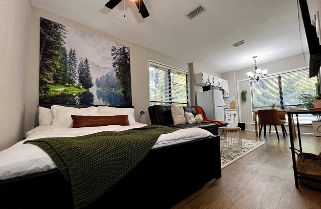 Cozy Studio Retreat in Central Gainesville – Minutes to UF & Shands