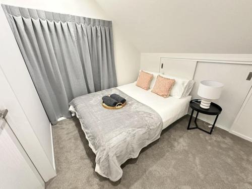 Cozy Top-Floor Stay with Private Bathrooms & Free Parking