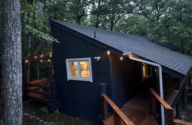 Cozy Treehouse 2-bedroom cabin in beautiful 4-season Massanutten Resort