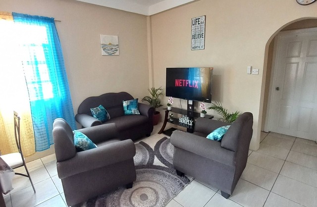 Cozy Tropical Vacation home 10 minutes away from beaches and attractions