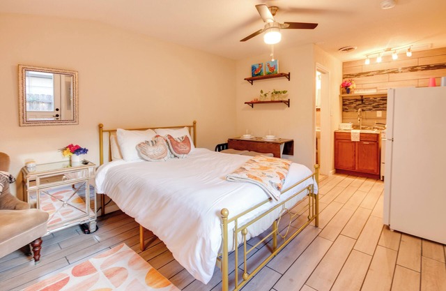 CozyCoop: Fall Hideaway, 10minDTD, Full Kitchen & Private Patio