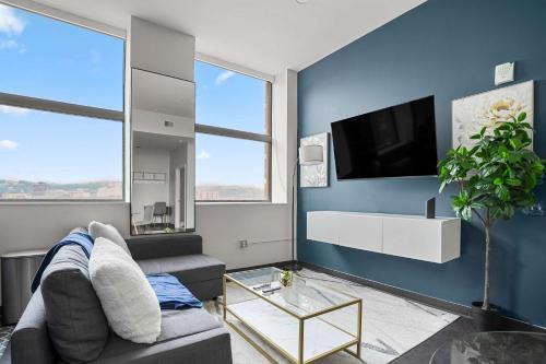 CozySuites Chic 1BR in Downtown Pitts 11