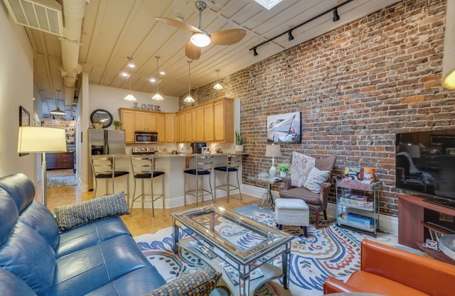 CozyUrbanLoft-Downtown Living at its Finest!