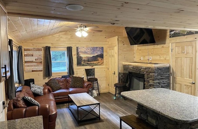 Creekside 3 bedroom 2 bath cabin on private creek