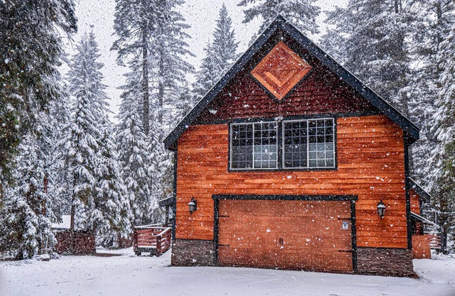 Creekside Cabin. 9mi to Lassen. EV Charging, Pet Friendly!