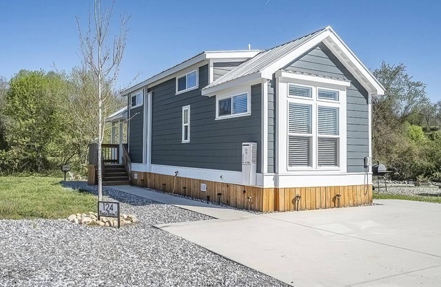 Creekside Tiny Home - 10 Minutes to Blue Ridge