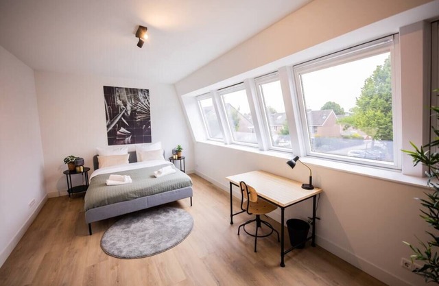 Crispy 3 Bedroom Serviced Apartment 117m2 -ESS38C-