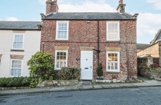 CROFT VIEW, family friendly, with open fire in Robin Hood’s Bay