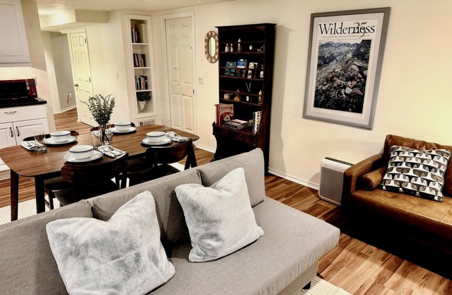 Crow Ridge - 5min from Hollywood MAX stop. 1b/1b with private entrance and patio