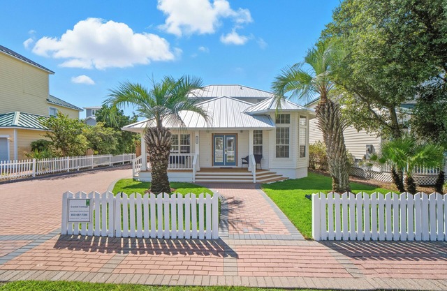 Crystal Beach|Newly Remodeled|Free WiFi|Pool|Pet-Friendly|Walk to beach