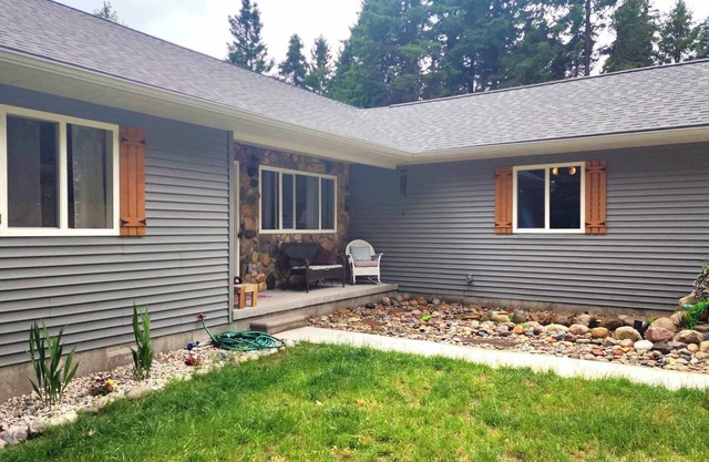 Crystal Lake Getaway New Spatious walkout ranch. na Mile to Frankfort Mi Beaches