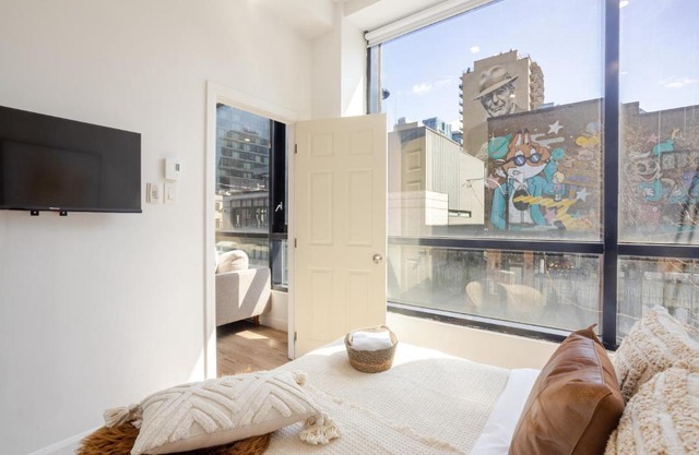 Cute 1BDR Apt on Bishop St- Heart of MTL