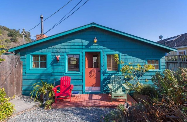 Cute & Colourful Oceanside Cottage w Garden