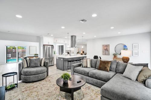 Cypress Breeze, Coastal Comfort! Heated Pool!