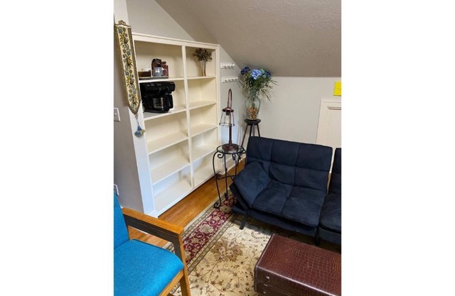 Daily Breakfast; 1/2 BRs, Adjoining Den and Pvt Bath; 2nd floor of historic home