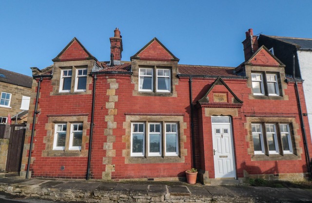 DALE VIEW, pet friendly, with open fire in Fylingthorpe