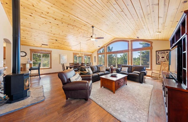Dawn Retreat by Tahoe Getaways - Tahoe Donner with Mtn Views, Pet-Friendly & HOA Amenities!