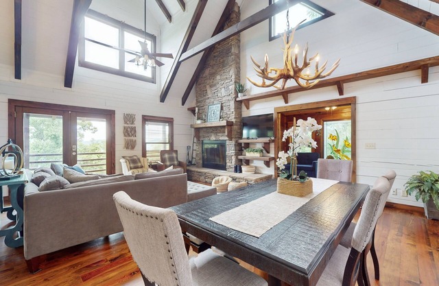 Dazzling retreat: 2 Suites, mtn views - 20 Min to Biltmore Estate in Asheville