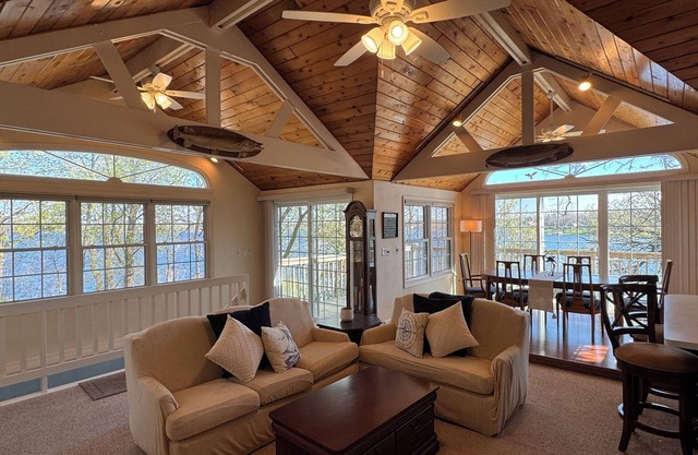 Delavan Lakefront! The Avalon on Delavan