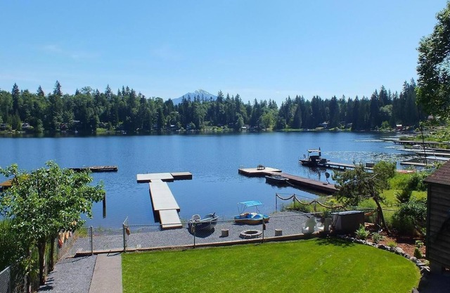 Delightful Bungalow on Lake Bosworth!