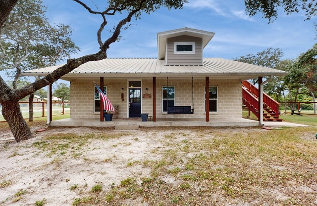 Deluxe Getaway on Big Corner Lot - Great Locale Near Bay