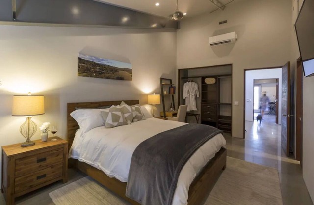 Deluxe King Room on Winery & Vineyard Property