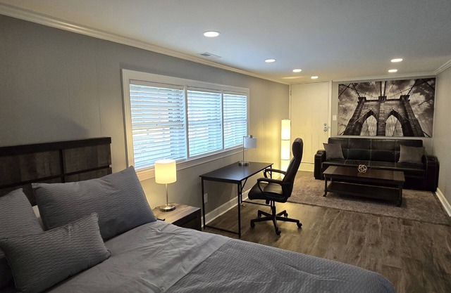 Deluxe! New Apt Loft Near Downtown – Ready for Families and Business Travelers.