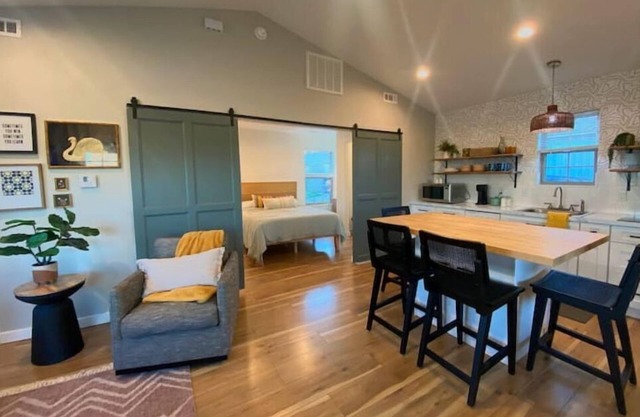 Deluxe Studio w/great location! Sleek & stylish!