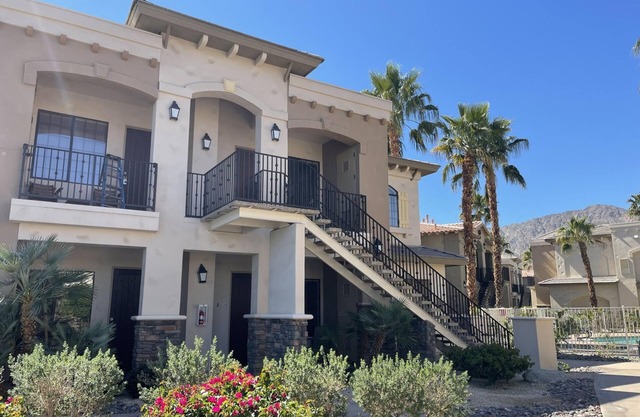 Designer 1 bed 5 min to Old Town Dogs Welcome