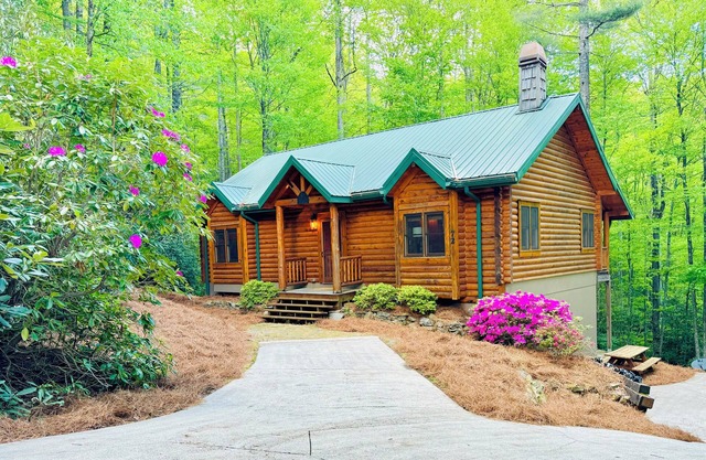 Designer Log Cabin - Outdoor Fire Pit - Resort Amenities