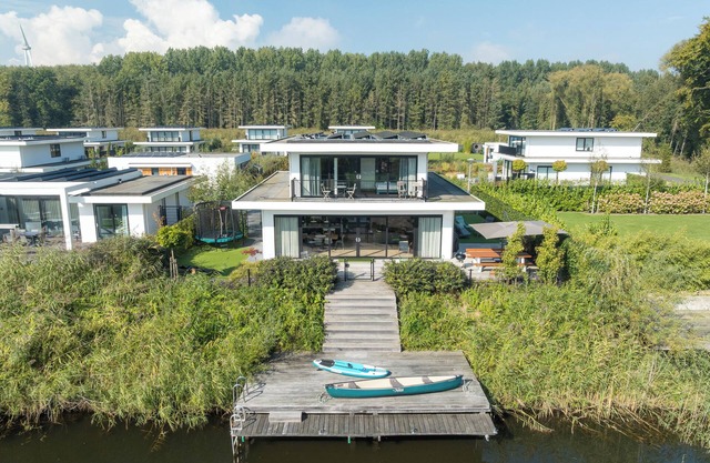 Detached 10-person villa with fenced garden, trampoline, modern kitchen and private swimming dock