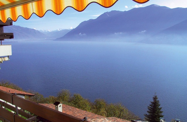 Detached house in a residence with swimming pool on an elevated slope