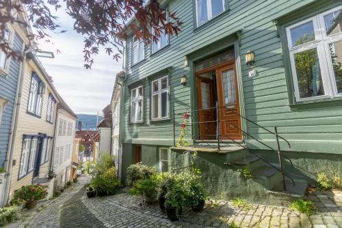 Dinbnb Homes I Cozy Cellar Apartment in Historical Cobblestone Street"