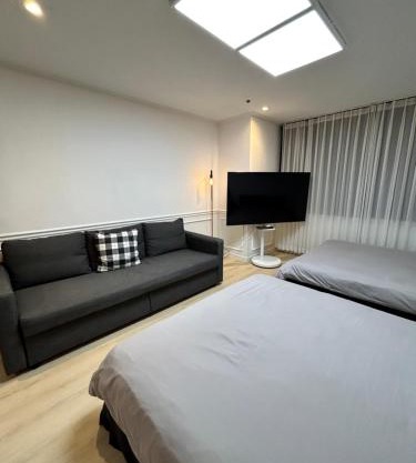 Direct Elevator to Hongik Univ Station, Exclusive 10yr Local Food Guide, NEW by 13yr Superhost, Professionally Maintained