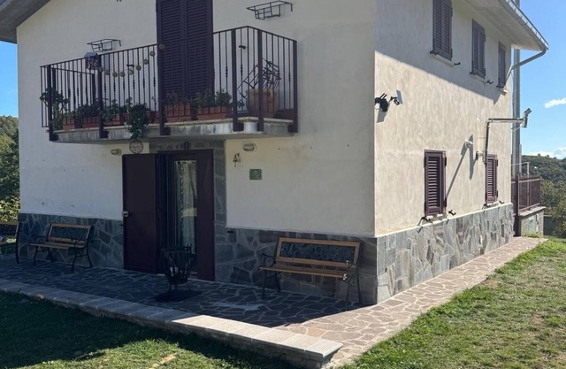 Discover the relaxation of the mountains in this detached villa surrounded by greenery.