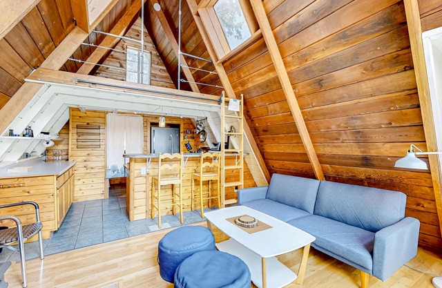 Dog-friendly, A-frame with deck, garden, & woodstove - monthly rental