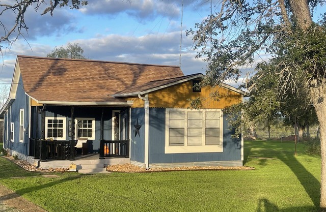 Dog friendly Country Living with City Amenities!