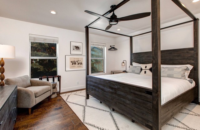 Dog-friendly, walk to Canyons, hot tub, fireplace, foosball, A/C