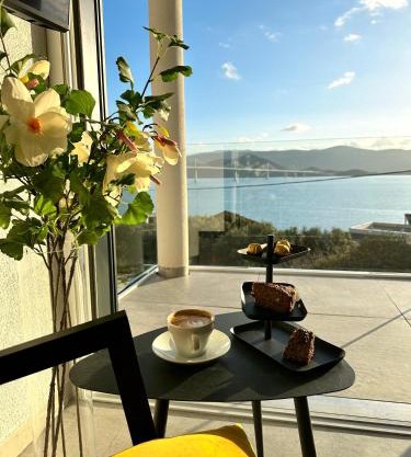 Double pleasure - two apartments with sea views and pool