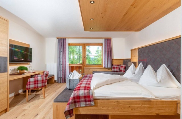 Double room deluxe, shower, WC - Hotel Lindenhof