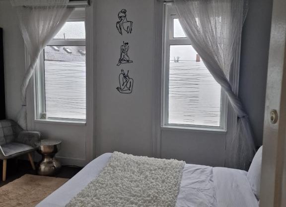 Double Rooms, Free Continental Breakfast, Pics and full address sent after booking, 2 miles to City Centre