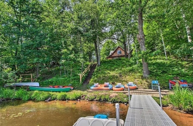 Dowling Lakefront Lodge: Dock, Game Room, Firepit, Fireplace